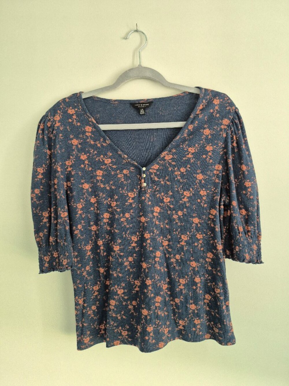 Lucky Brand Blue Floral Blouse – V‑Neck Pearl Detail – Size L